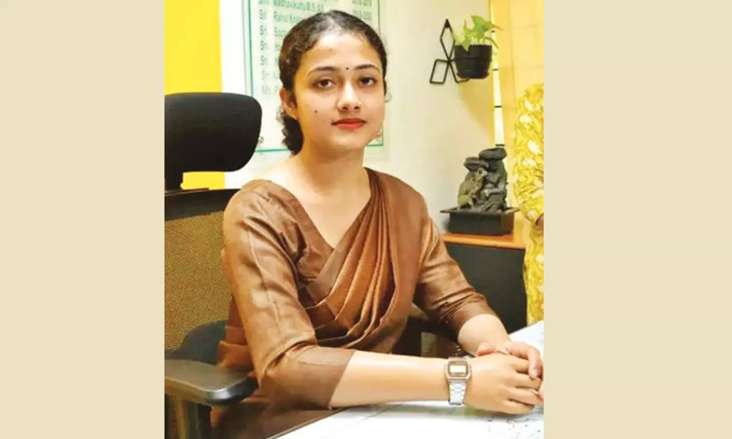 விபத்தில் தனது கையை இழந்த பெண்…. விடாமுயற்சியால்  சாதித்து கலெக்டரான மாற்றுத்திறனாளி….!!!