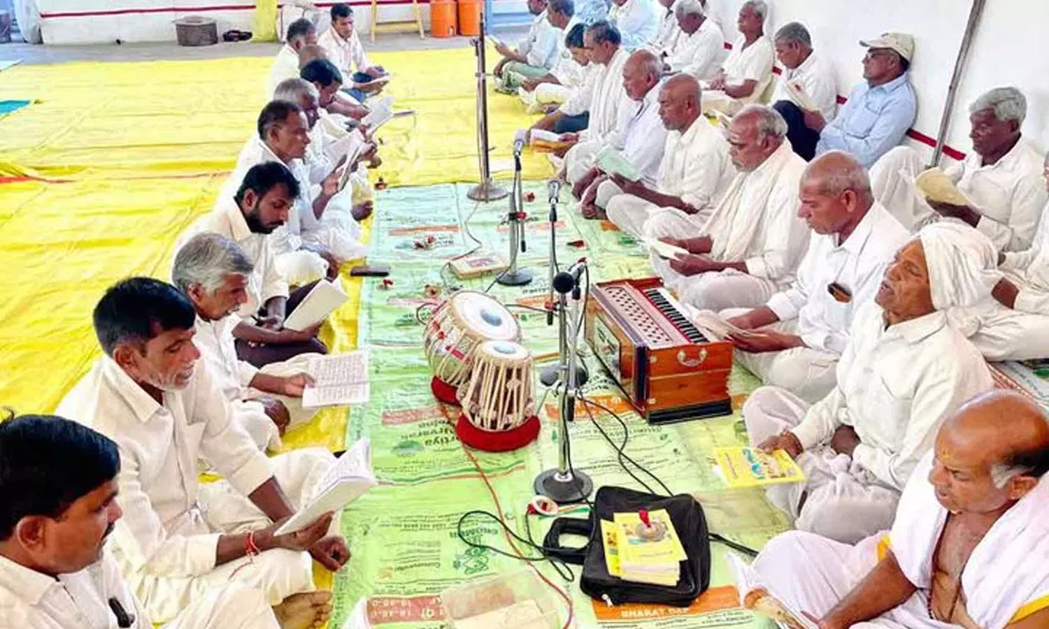 “1 இல்ல 2 இல்ல 58 வருஷங்களாக”… பகவத் கீதை பாராயணம் பாடும் மக்கள்… மது, சிகரெட் என ஒரு கெட்ட பழக்கம் கூட கிடையாதாம்… ஆச்சரிய தகவல்..!!!