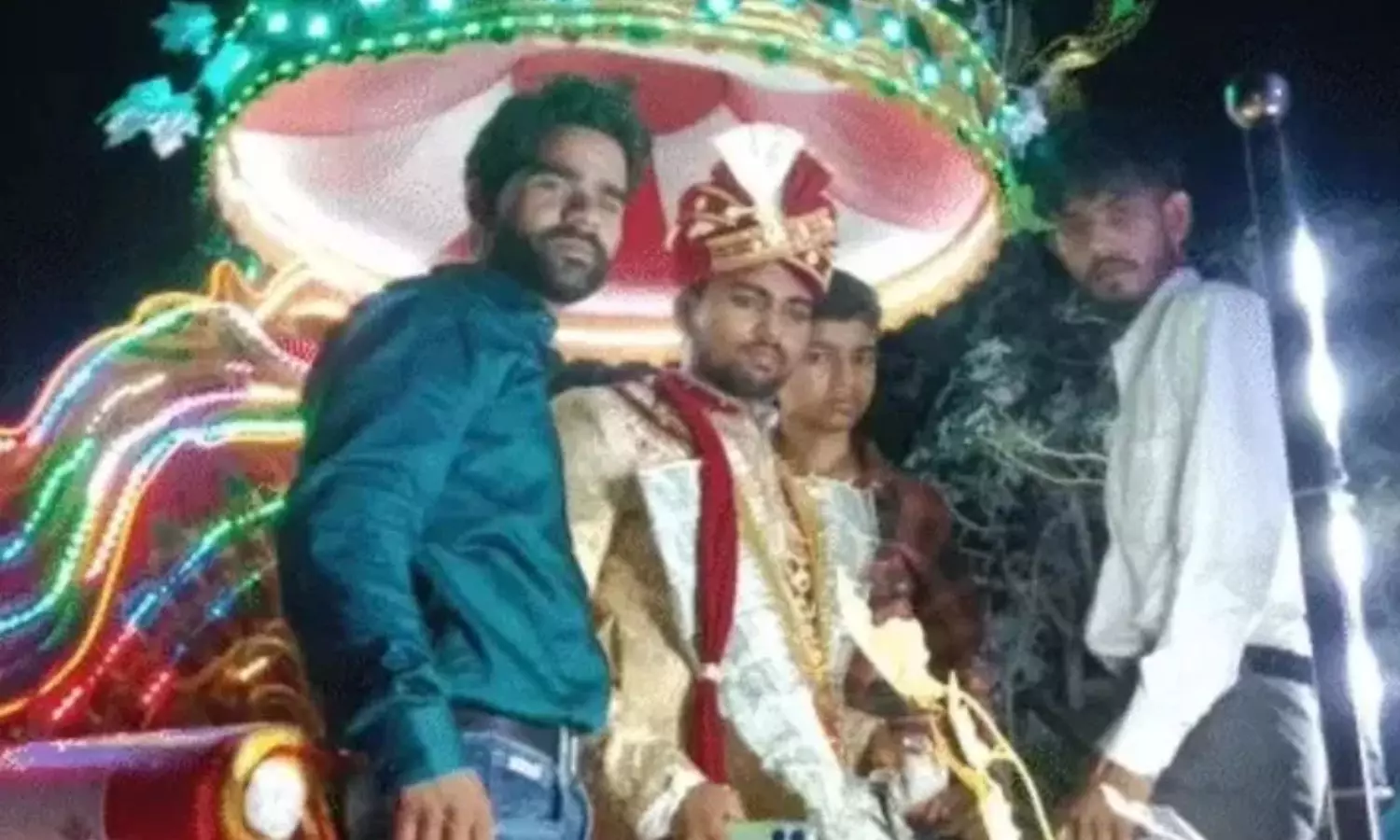 “நீங்க ஊர்வலம் போகக்கூடாது”… குதிரை வண்டியில் இருந்து மணமகனை இழுத்து போட்டு… அது மட்டுமா வீட்டிற்கு சென்றும்… உறவினர்களை கூட விடல… 25 வாலிபர்கள் வெறிச்செயல்…!!!!