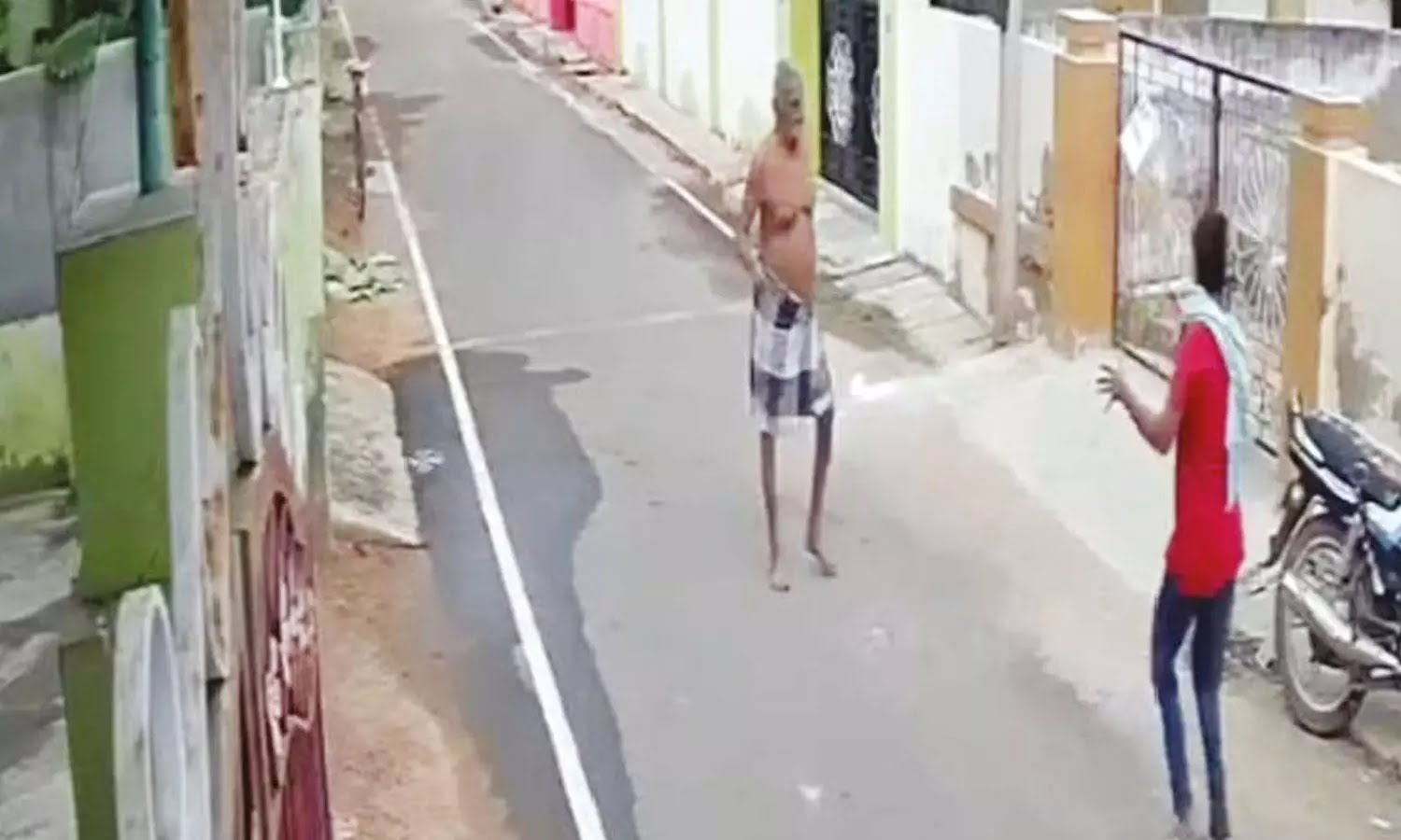 தூத்துக்குடியில் பயங்கரம்..! 30 வயது பெண்ணை அரிவாளோடு வந்து ஓட ஓட விரட்டி வெட்டிய 91 வயது முதியவர்.. பரபரப்பு வீடியோ…!!!