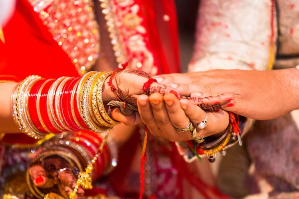 “மாலை மாற்றும் நேரத்தில் நடுங்கிய கைகள்”… பதில் சொல்ல முடியாமல் தவித்த மணமகன்.. கண்கள் சிவந்த மணமகள்… விடிய விடிய நடந்த பஞ்சாயத்து… அடுத்து நடந்த அதிர்ச்சி..!!