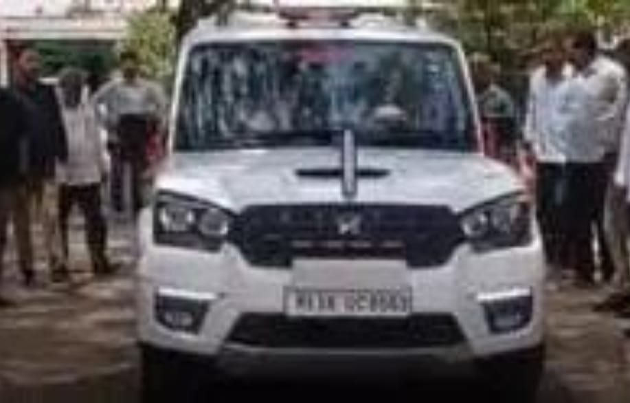இந்த மனசு தான் சார்… ஓய்வுபெற்ற காவல்துறை ஊழியர்…  தனது வாகனத்தில் வீட்டிற்கு அழைத்துச் சென்றுவிட்ட டிஐஜி….!!!