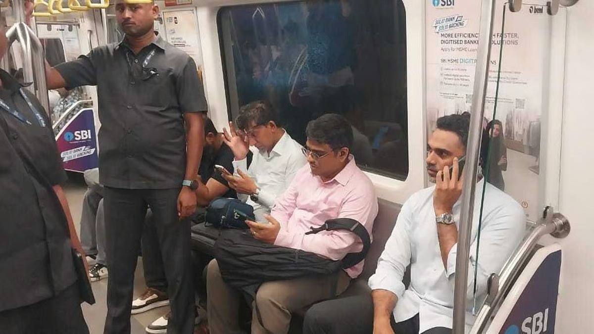 கனமழை காரணமாக போக்குவரத்து நெரிசல்…. மக்களோடு மக்களாக மெட்ரோவில் பயணம் செய்த அமைச்சர்…!!!