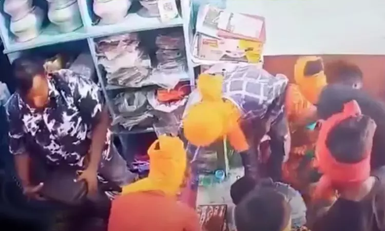 “பட்ட பகலில் துப்பாக்கி முனையில் நகை கடையில் கொள்ளை”… பல லட்சம் மதிப்புள்ள தங்க நகைகள் ஆபேஸ்… பரபரப்பு சம்பவம்..!!