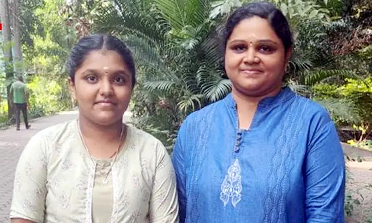 “+2 ரிசல்ட்” ‌..‌ ஒரே நேரத்தில் தேர்வு எழுதிய தாய்-மகள்”… அம்மா Fail .. மகள் Pass.!!!