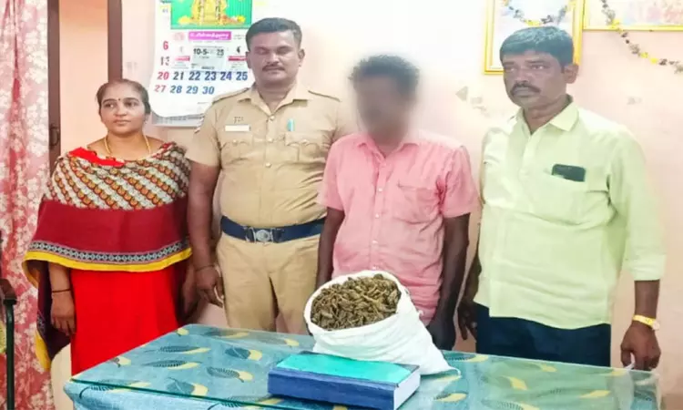 பட்டப் பகலில் பைக்கில் 2 கிலோ கஞ்சா கடத்தல்… 52 வயது நபர் கைது… மதுவிலக்கு அமலாக்கத்துறை அதிரடி ..!!!