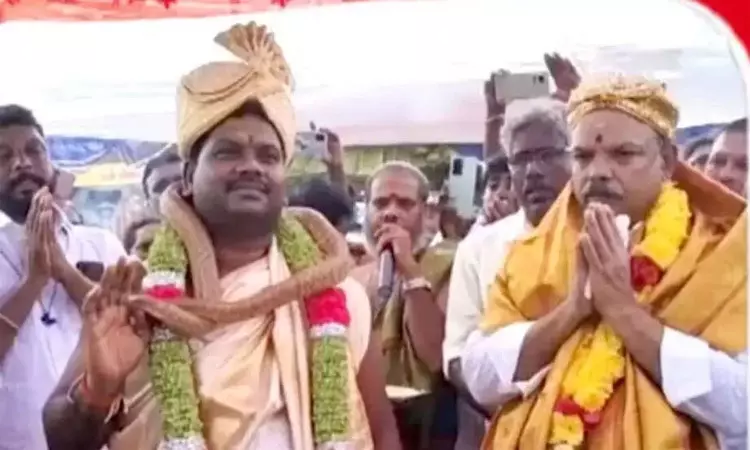 கழுத்தில் பாம்பை போட்டு அருள்வாக்கு சொன்ன சாமியார்”…அதிர்ச்சியில் பக்தர்கள் ‌‌!!