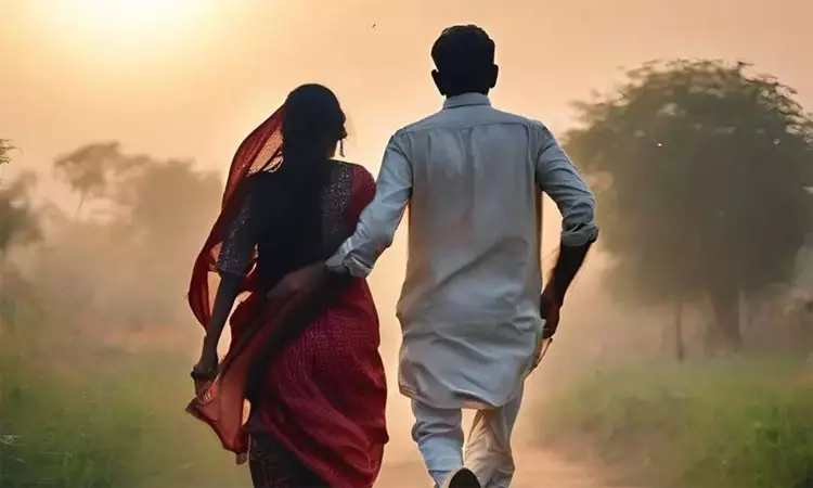 “திருமணமாகி 7 நாள் தான் ஆகுது”… கழிவறைக்கு செல்வதாக கூறிவிட்டு  காதலனுடன் ஓடிய புது மனைவி… வேதனையில் கணவன்…!!!!
