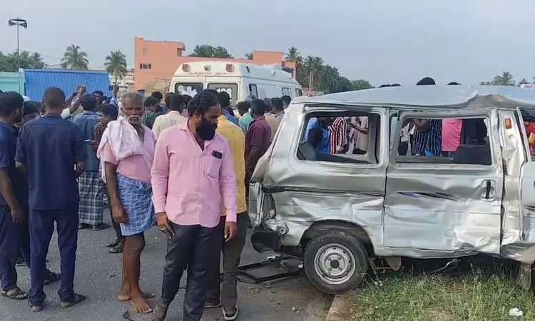 கார் ஓட்டுநர் பயிற்சி… தவறுதலாக திருப்பியதால் லாரி மீது மோதிப் பெரும் விபத்து… 4 பேர் படுகாயம் ஒருவர் பலி…!!