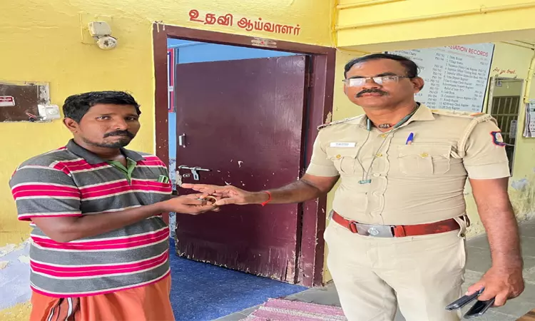 நடுரோட்டில் கிடந்த தங்கவளையில்…. பத்திரமாக எடுத்து உரிமையாளரிடம் ஒப்படைத்த சப்-இன்ஸ்பெக்டர்…. எஸ்.பி பாராட்டு…!!!
