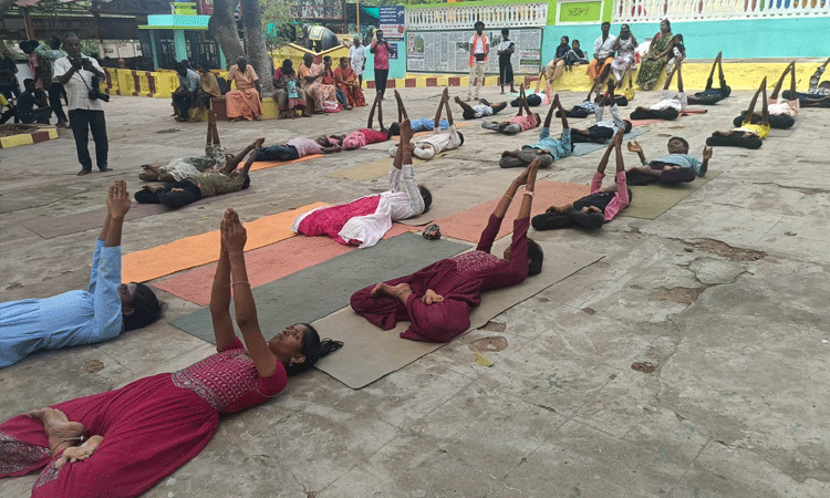 “களைகட்டிய கோடை கொண்டாட்டம்”… யோகாசனம் செய்து அசத்திய மாணவ மாணவிகள்.. அதுமட்டுமா..? அப்பப்பா எவ்வளவு போட்டிகள்.. அசத்திட்டாங்க..!!