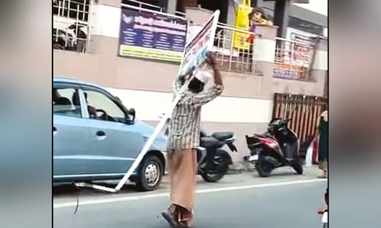 தலைக்கேறிய போதை… “NO PARKING” போர்டினை தூக்கி சென்ற குடிமகன்… தள்ளாடியபடியே நடந்து சென்ற வீடியோ வைரல்…!!!