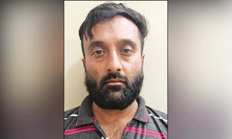 “வீட்டில் உடைமாற்றிக் கொண்டிருந்த இளம் பெண்கள்”… ஜன்னல் வழியே தெரிந்த‌ போன்… கத்தி அலறல்… பக்கத்து வீட்டுக்காரர் செஞ்ச அசிங்கம்… அதிர்ச்சி சம்பவம்…!!!