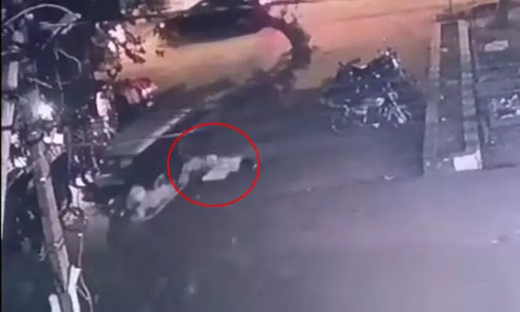 “மாணவியின் வாயை பொத்தி”… மிருகமாக மாறிய 4 பேர்… மானத்தை காக்க ஓடும் ஆட்டோவிலிருந்து நடு ரோட்டில் குதித்து… பகீர் வீடியோ…!!!