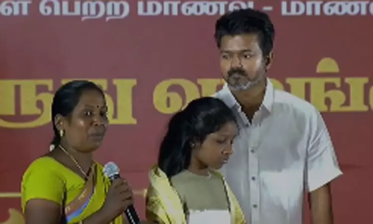 “அது மட்டும் வேண்டாம்”… எப்படியாவது ஒழிச்சுருங்க… நடிகர் விஜயிடம் கண்ணீர் வடித்த மாணவியின் தாய்… வைரலாகும் வீடியோ..‌!!!