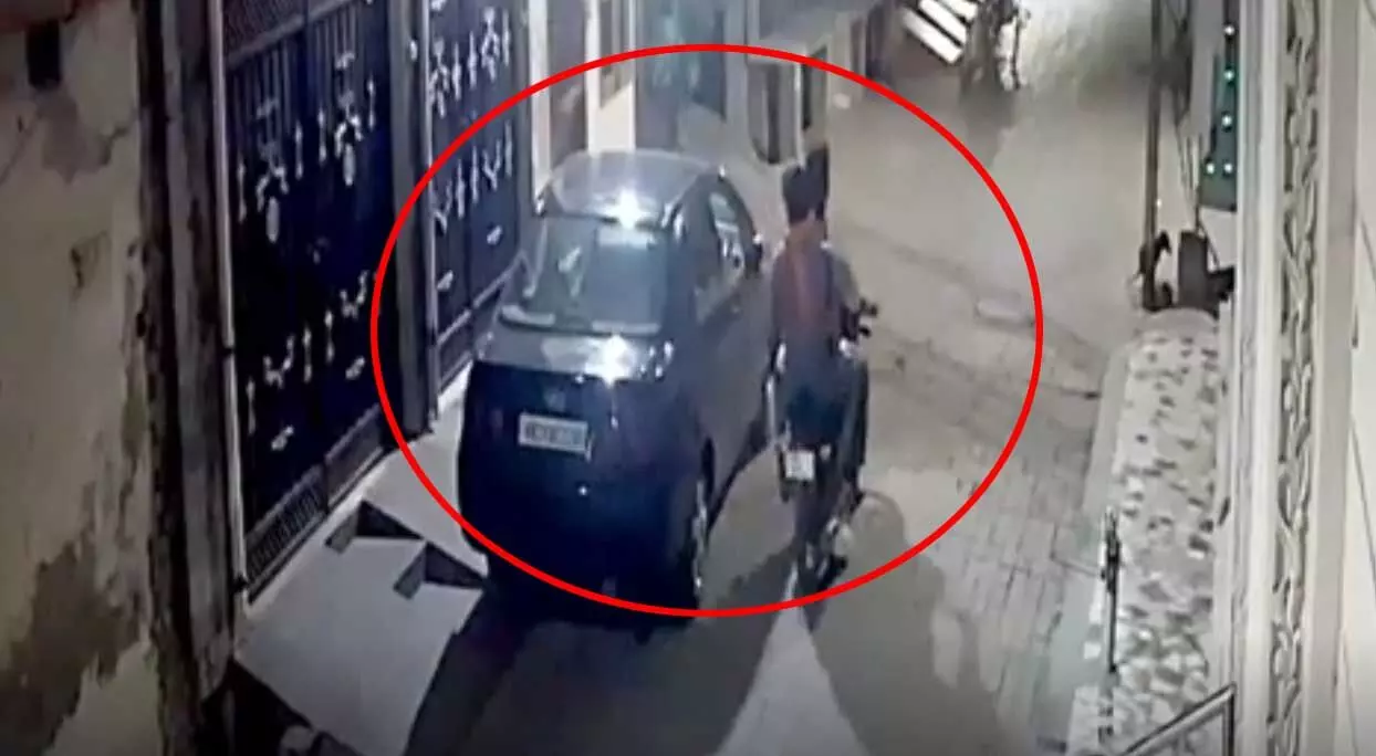 “அலாரம் அடித்தும் யாரும் வரல”… JUST 15 MINUTES… காரோடு பறந்த இருவர்… திருட்டு வேலையிலும் Speed-ஆ இருக்காங்க… வீடியோ வைரல்..!!!
