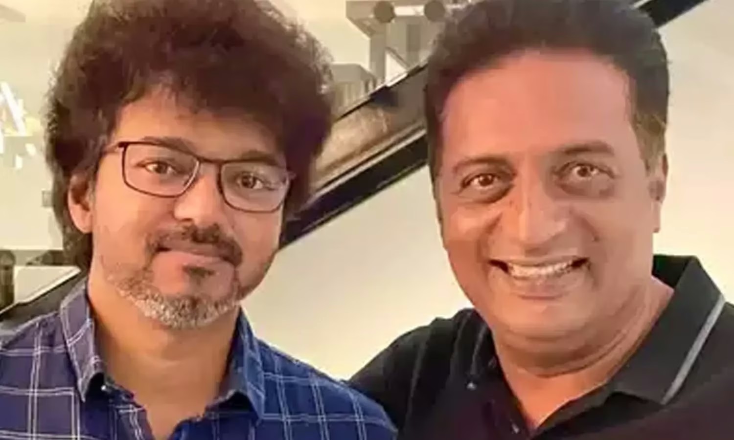 “நடிகர் விஜய்யை பவன் கல்யாணுடன் ஒப்பிட்டு பேசுறாங்க”… அவருக்கு அரசியல் புரிதலே இல்லை…. பிரகாஷ்ராஜ் விமர்சனம்…!!!