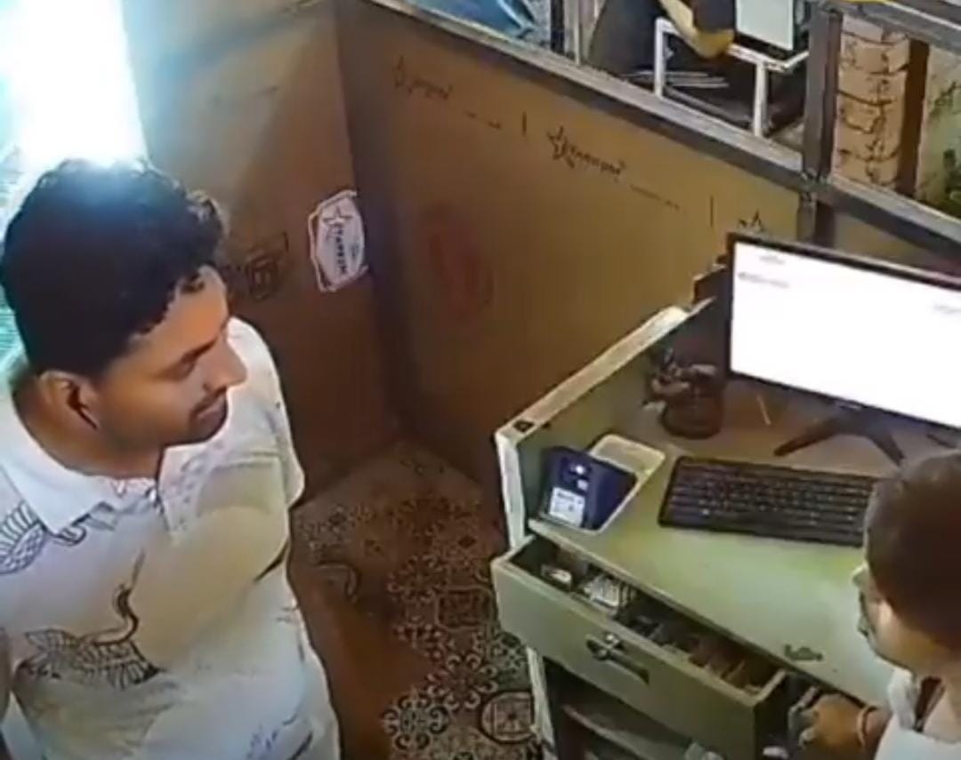 “Tea-க்கு பணம் கேட்ட கடைக்காரர்”.. எங்ககிட்டயே பணம் கேப்பீங்களா..? கோபத்தில் சரமாரியாக தாக்கிய போலீஸ்… வைரலாகும் அதிர்ச்சி வீடியோ..!!!