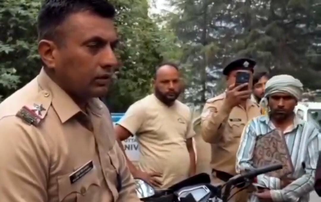 இது இல்லாம எதுக்கு வண்டி ஓட்டுற.? கோபத்தில் ஸ்கூட்டியில் வந்த பெண்ணுக்கு கன்னத்தில் பளார் விட்ட போலீஸ்காரர்… வைரலாகும் வீடியோ.!