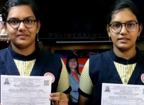 “பார்க்கத்தான் ஒரே மாதிரி இருக்காங்கன்னு பார்த்தா மார்க்கு கூட ஒரே மாதிரி தான் இருக்கு”… +2 தேர்வில் அசத்திய இரட்டை சகோதரிகள்..!!!