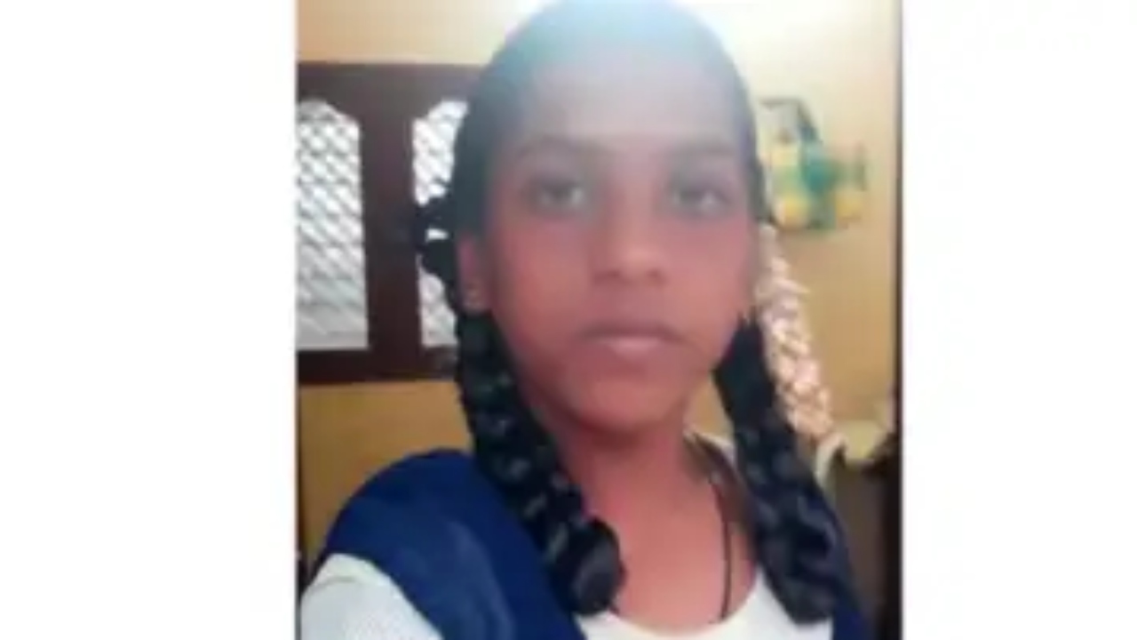 “எங்கள விட்டு போயிட்டியே…” மகளின் உடலை பார்த்து கதறிய பெற்றோர்… பொதுமக்களின் குற்றச்சாட்டு…. பெரும் சோகம்….!!