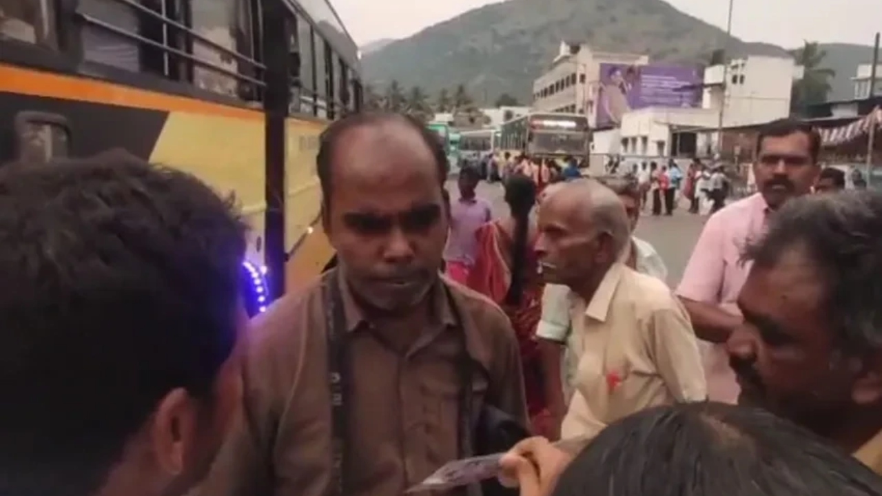 கல்லூரி மாணவியை இறக்கி விட்ட நடத்துனர்…. கொந்தளித்த பெற்றோர்…. பேருந்து நிலையத்தில் வாக்குவாதம்…. பரபரப்பு சம்பவம்….!!