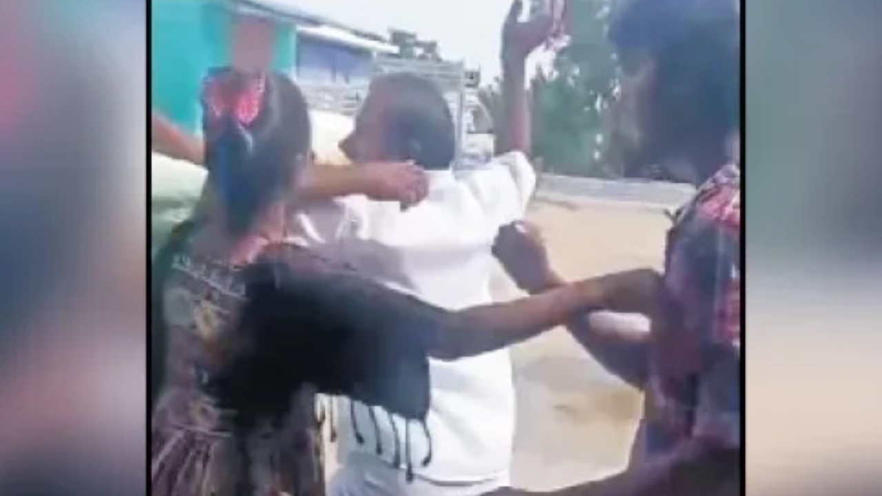 “உங்களால தான் எலும்பு முறிந்தது…” தட்டி கேட்க சென்ற நரிக்குறவர்கள மீது தாக்குதல்…. முன்னாள் ஊராட்சி தலைவர் உள்பட 2 பேர் கைது….!!