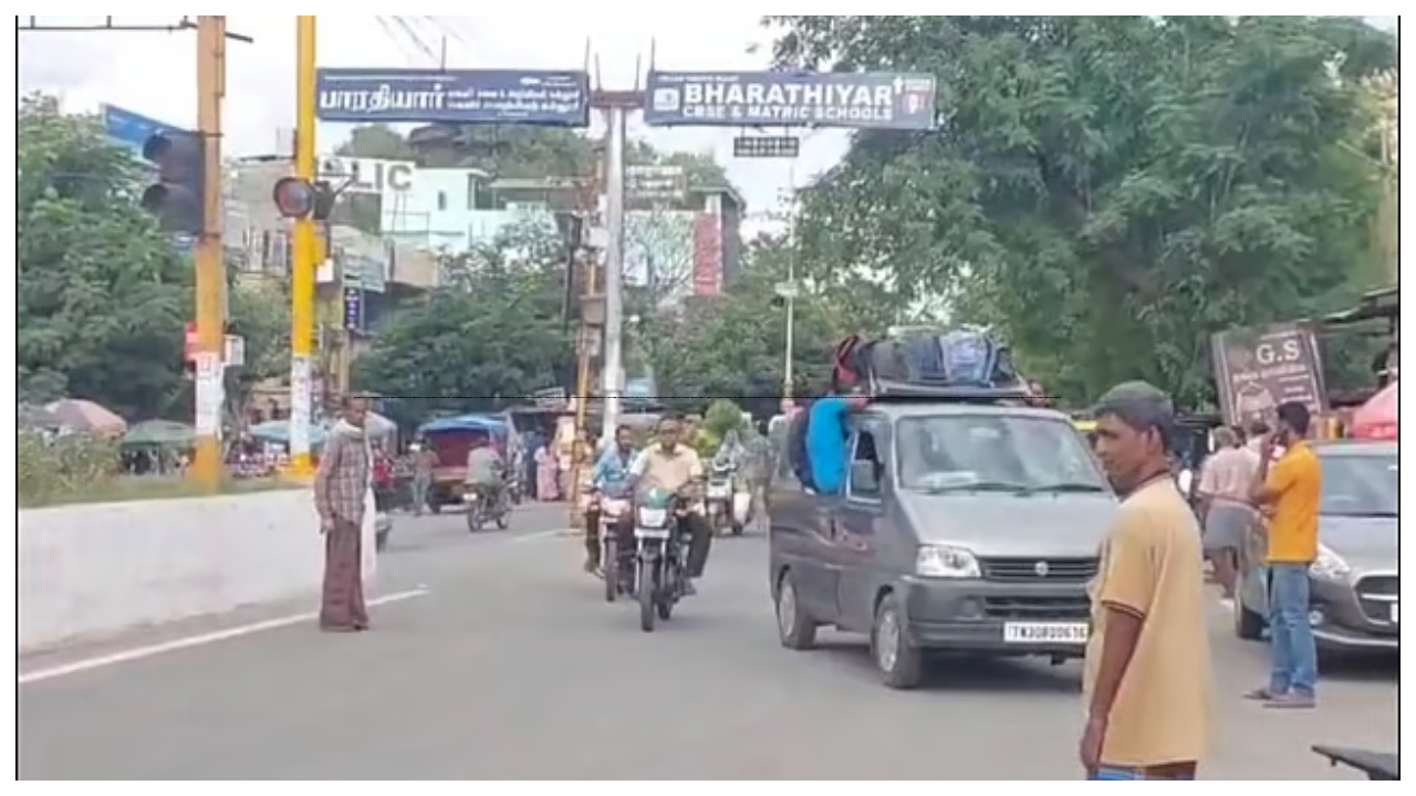 “15 மாணவிகள் ஒரே காரில்…” கதவில் தொங்கியவாறு பயணம்… மடக்கி பிடித்த போலீஸ்…. அதிர்ச்சி சம்பவம்…!!