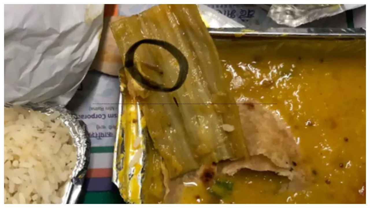 “சிக்கன் குழம்பு சாப்பாடு”… பார்சலை திறந்த பயணிக்கு காத்திருந்த அதிர்ச்சி…. பரபரப்பு சம்பவம்…!!