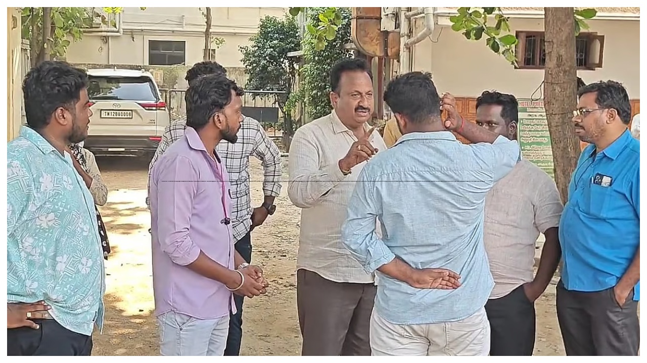 புகார் அளிக்க சென்ற இளம் பெண்… ஆபாசமாக பேசிய காவலர்… உயர் அதிகாரிகளின் அதிரடி உத்தரவு !!