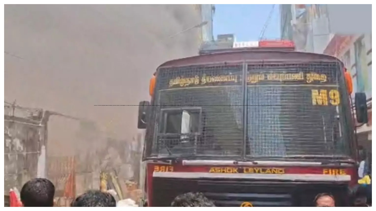 “மொத்தமும் போச்சு…” துணிக்கடையில் திடீர் தீ விபத்து… போராடி அணைத்த தீயணைப்பு துறையினர்…!!