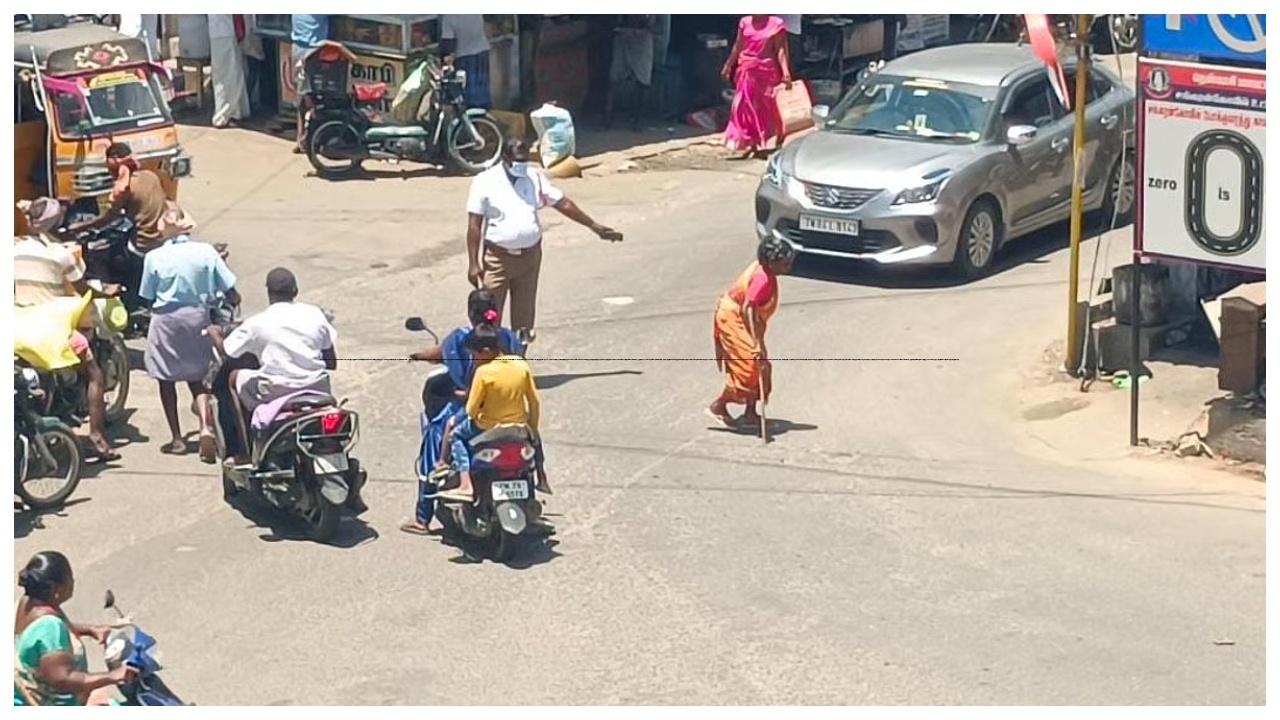 செய்வதறியாது தவித்த மூதாட்டி… போக்குவரத்து உதவி ஆய்வாளர் செய்த செயல்… குவியும் பாராட்டுக்கள்…!!