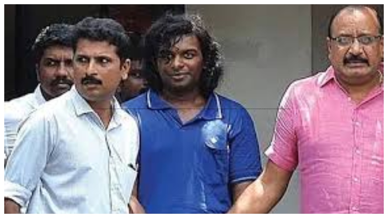 “பெற்றோர் உட்பட 4 பேர்…” சொந்தக் குடும்பத்தையே வெட்டி கொன்ற வாலிபர்… நீதிமன்றத்தின் அதிரடி உத்தரவு…!!