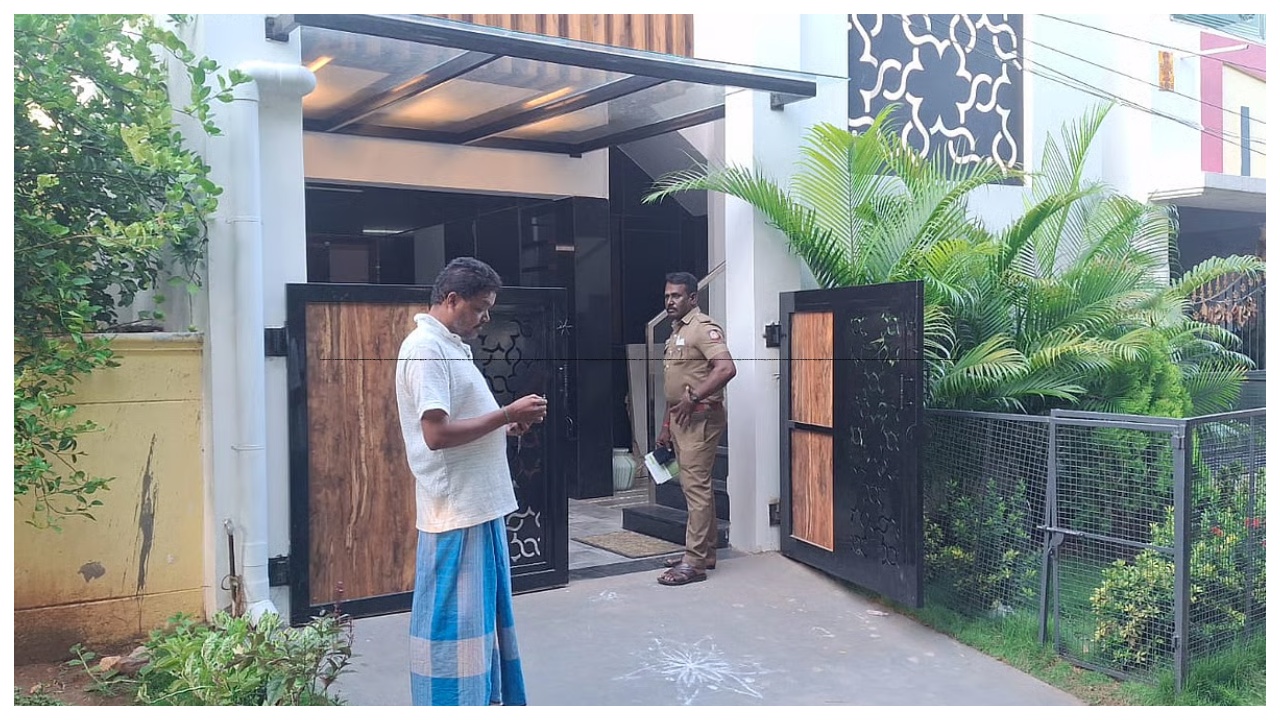 “மொத்தம் 40 பவுன்…”வெளியூர் சென்ற தம்பதியினருக்கு காத்திருந்த அதிர்ச்சி… வலை வீசி தேடும் போலீஸ்…!!