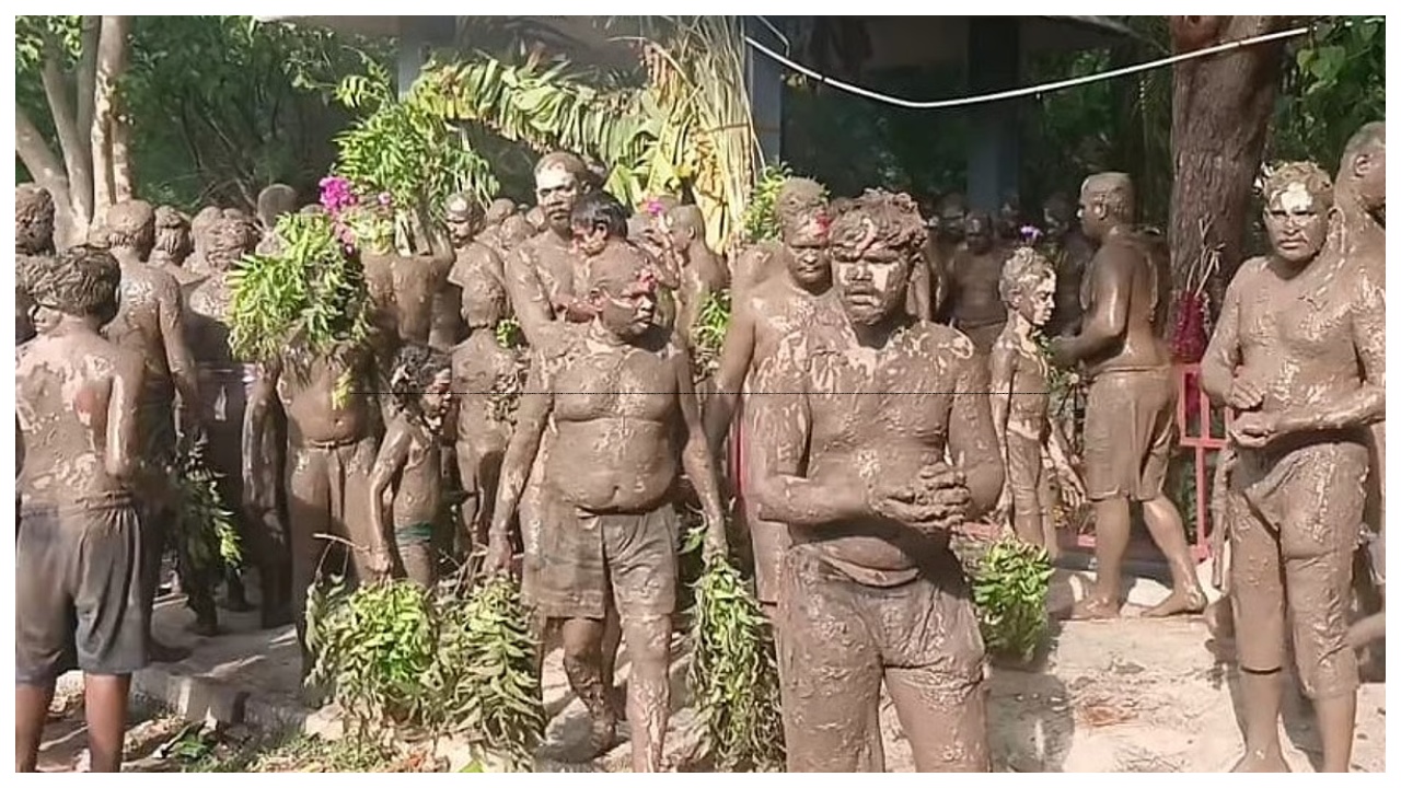 சித்திரை மாதத்தின் வினோத திருவிழா… உடம்பில் சேற்றை பூசி கொண்டு வலம் வரும் பக்தர்கள்…..!!