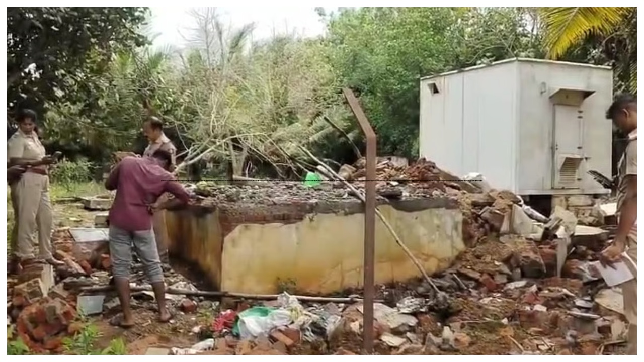 சட்டவிரோதமாக தயாரிக்கப்பட்ட நாட்டு வெடிகள்… திடீரென வெடித்து சிதறியலில் இருவர் பலி… போலீசார் விசாரணை…!!