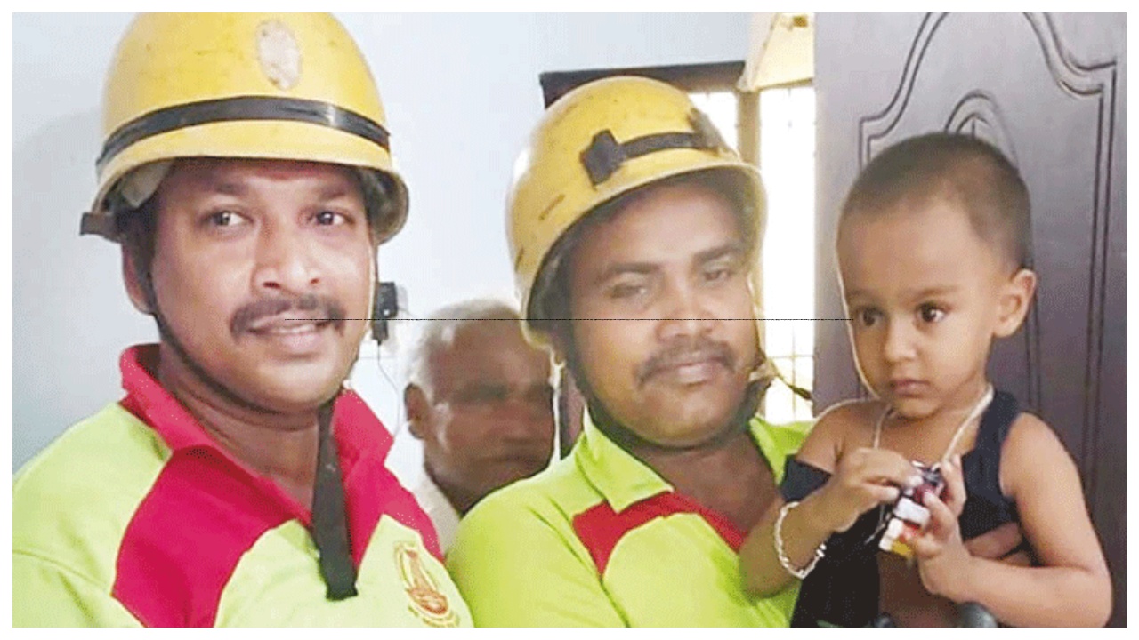 “கொஞ்ச நேரத்துல பதற வச்சிட்டானே…” விடாமல் அழுத மகன்…. பதறிய தாய்…. போராடி காப்பாற்றிய தீயணைப்பு துறையினர்…!!