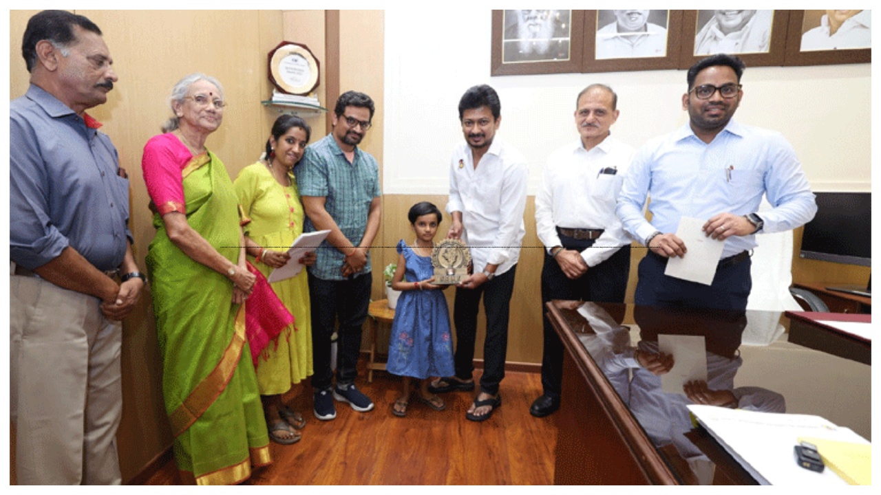 “பாப்பா… நீங்க வேற லெவல்…” 6 வயதில் 30-க்கும் மேல்…. கேடயம் வழங்கி பாராட்டிய துணை முதல்வர்…. குவியும் பாராட்டுகள்….!!