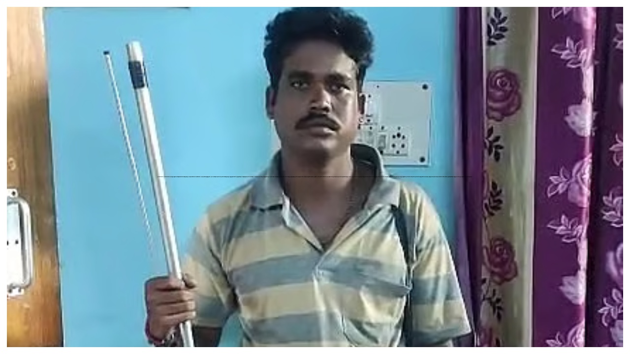 “கையில் துப்பாக்கி….” காட்டு பகுதியில் சுற்றி திரிந்த வாலிபர்…. மடக்கி பிடித்த போலீஸ்…. விசாரணையில் தெரிந்த உண்மை….!!