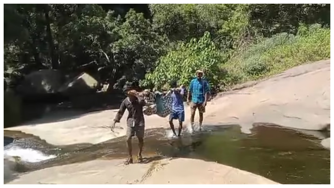 உடல்நலக்குறைவால் பாதிக்கப்பட்ட மூதாட்டி….! 7 கி.மீ தூரம் தூக்கி சென்ற கிராம மக்கள்…. அரசுக்கு விடுத்த கோரிக்கை….!!