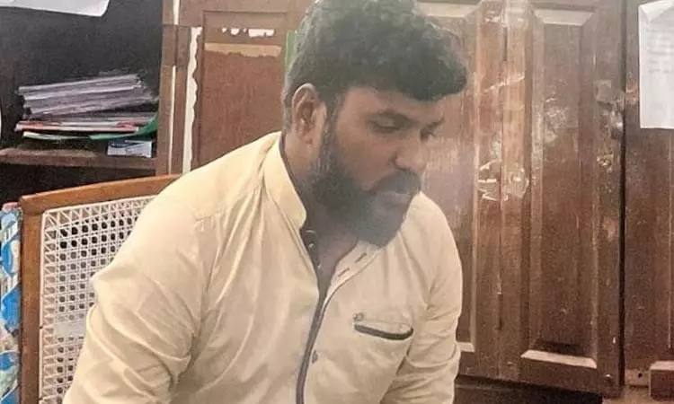 “பட்டாவில் திருத்தம் செய்யணுமா”..? அப்போ‌ ரூ.15,000 லஞ்சம் வேணும்… கையும் களவுமாக சிக்கிய அரசு அதிகாரி…. போலீஸ் அதிரடி.!