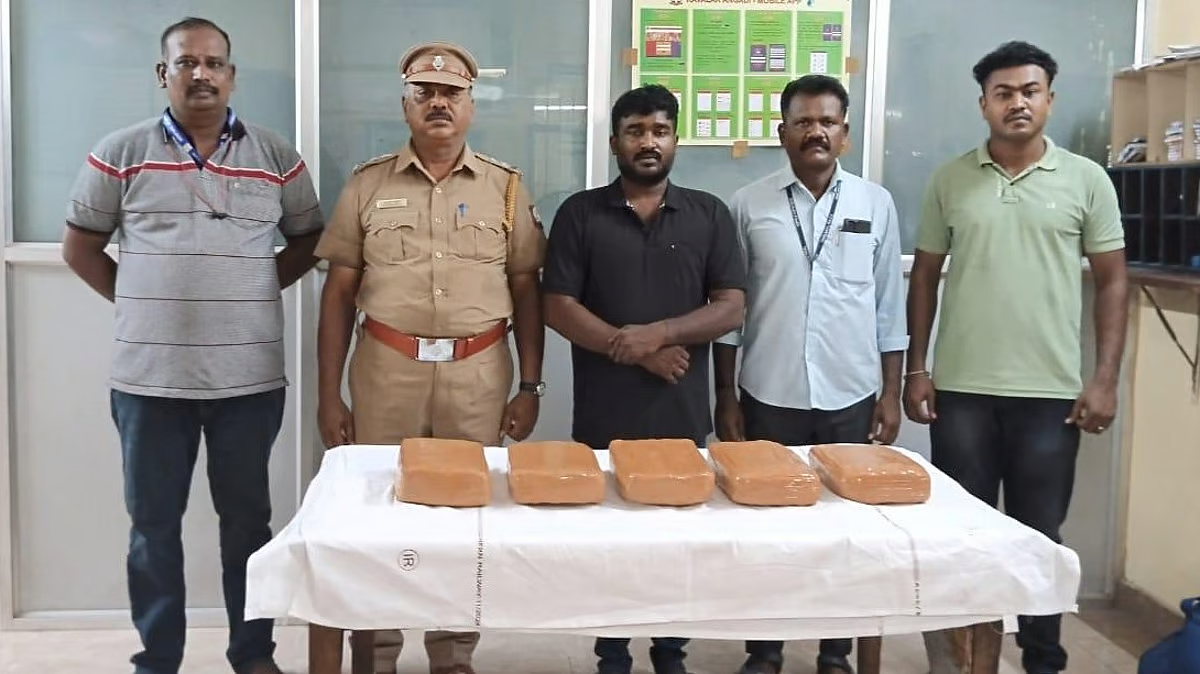 “ரயில்வே நிலையத்தில் சோதனையில் ஈடுபட்ட போலீஸ்”… கிலோ கணக்கில் பொருளுடன் சிக்கிய வாலிபர்… தட்டி தூக்கி சிறையில் அடைத்த சம்பவம் ..!!