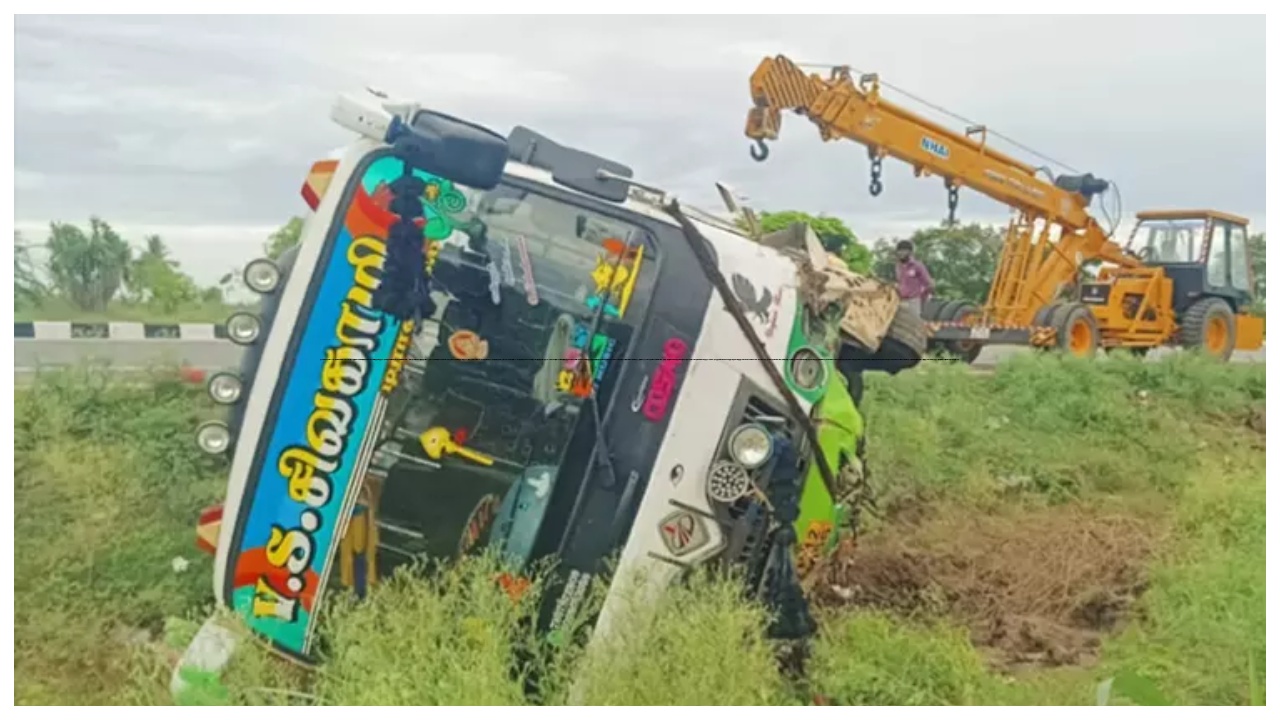 “தூக்க கலக்கத்தில் இருந்த ஓட்டுனர்…” சட்டென பள்ளத்தில் கவிழ்ந்த வேன்… 5 பேர் படுகாயம்… கோர விபத்து…!!