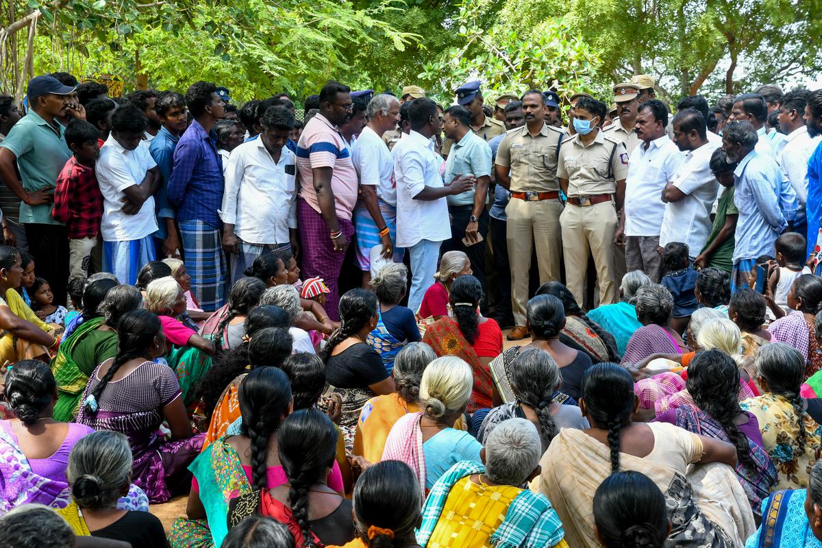 சாதி உணர்வை தூண்டும் பதிவுகள்… 33 பேர் கைது…திருநெல்வேலி காவல்துறை வெளியிட்டுள்ள எச்சரிக்கை அறிக்கை…!!