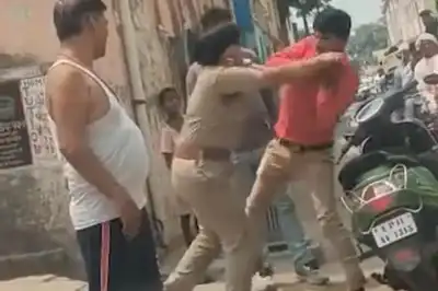 நடு ரோட்டில் ரிக்ஷா ஓட்டுநரை தாறுமாறாக அடித்த பெண் போலீஸ்… பொதுமக்கள் கூடியதால் தப்பி ஓட்டம்… பரபரப்பு சம்பவம்..!!