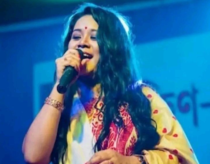 பெரும் அதிர்ச்சி…!! பிரபல பாடகி காயத்ரி ஹசாரிகா 44 வயதில் மரணம்… மாநில முதல்வர் இரங்கல்…!!!