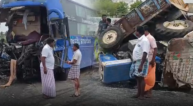 தமிழகத்தில் காலையிலேயே அதிர்ச்சி..! “சுற்றுலா வேன் மீது ஆம்னி பேருந்து மோதி பயங்கர விபத்து”… 4 பேர் பலி… 15 பேர் படுகாயம்..!!!
