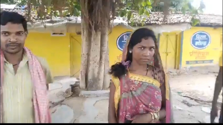 “பசியில் வாடினாலும் பரவாயில்லை”.. ரூ.500 லஞ்சம் வேணும்… மகனின் பிறப்பு சான்றிதலுக்காக அரிசியை விற்ற ஏழைத்தாய்… கண்ணீர் வர வைக்கும் பேட்டி..!!!