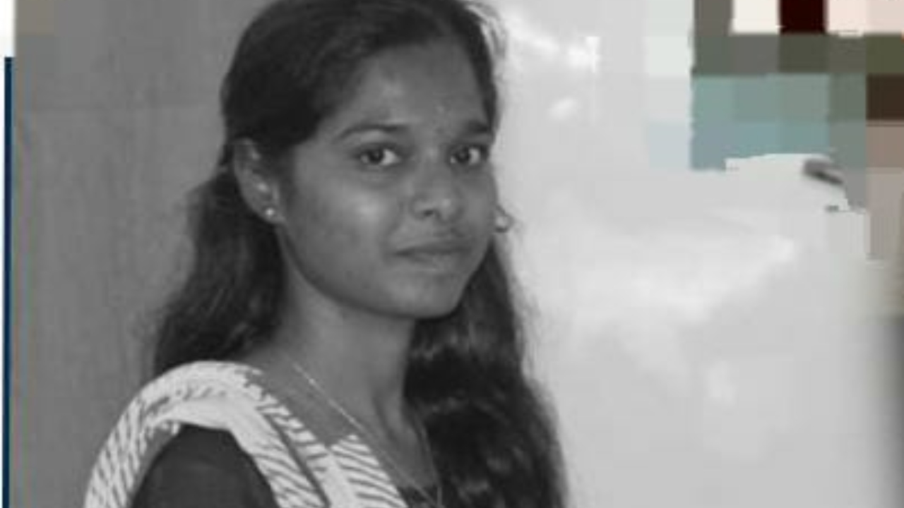 பரபரப்பு…! பணியில் இருத்த போதே பெண் காவலர் துப்பாக்கியால் சுட்டு தற்கொலை…. அதிர்ச்சி சம்பவம்….!!