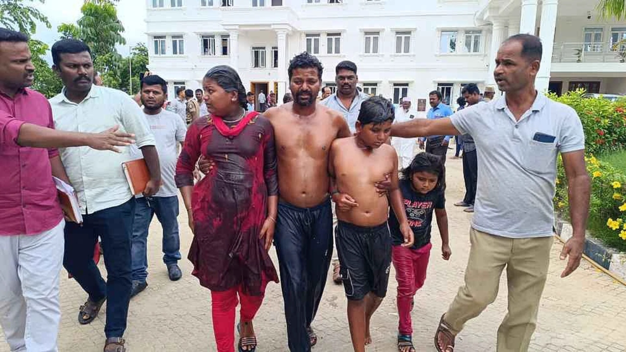 “அடிக்கிறாங்க; என் மனைவியை அனுப்ப சொல்லுங்க…” மகன், மகள்களுடன் தீக்குளிக்க முயன்ற தந்தை…. மன வேதனையில் குமுறிய தொழிலாளி…. பரபரப்பு சம்பவம்…!!